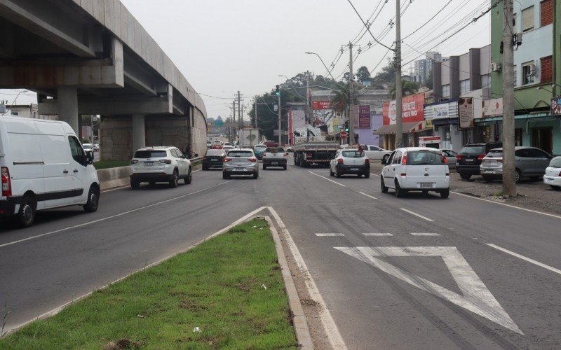 Sinalização na faixa da RS-240 indica local onde veículos que vem de Novo Hamburgo deveriam dar a preferência a quem vem de São Leopoldo