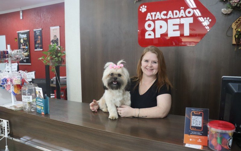 Simone Kunzler, proprietária de comércio na Scharlau, com a cachorrinha Nina