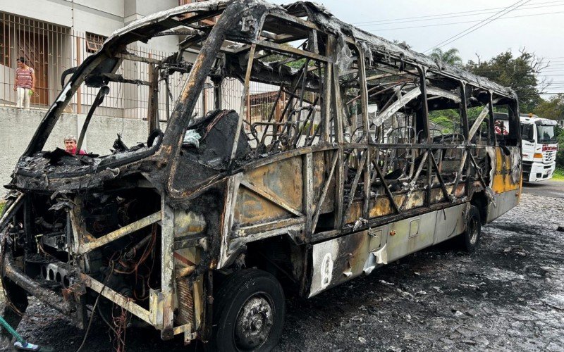 Ônibus é destruído por incêndio em Novo Hamburgo | abc+