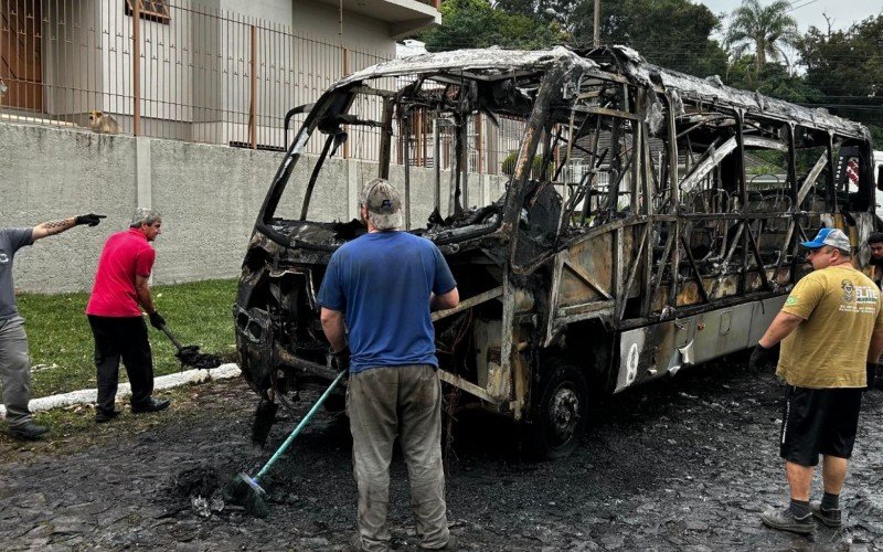 Ônibus é destruído por incêndio em Novo Hamburgo | abc+