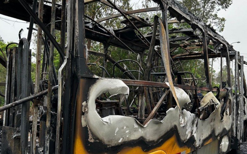 Ônibus é destruído por incêndio em Novo Hamburgo | abc+