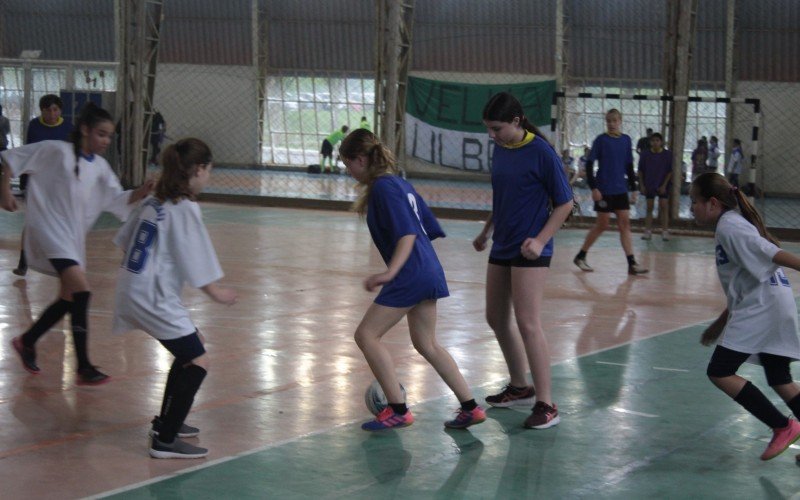 Alunas de escolas municipais, estaduais e particulares disputaram o futsal feminina infantil na 32ª CECA no ginásio da Ulbra