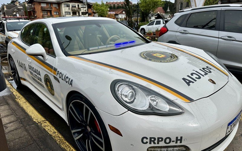 Porsche Panamera da Brigada Militar vira atrativo turístico em Gramado