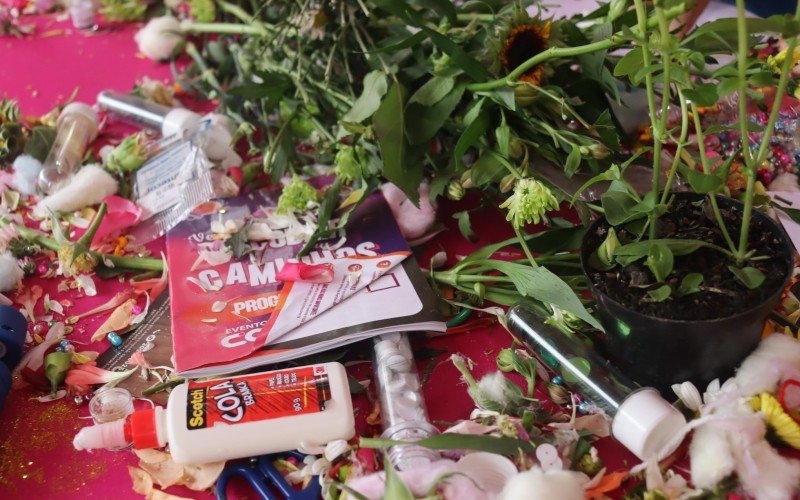 Flores e plantas foram utilizadas para criar uma roupa no painel de Moda