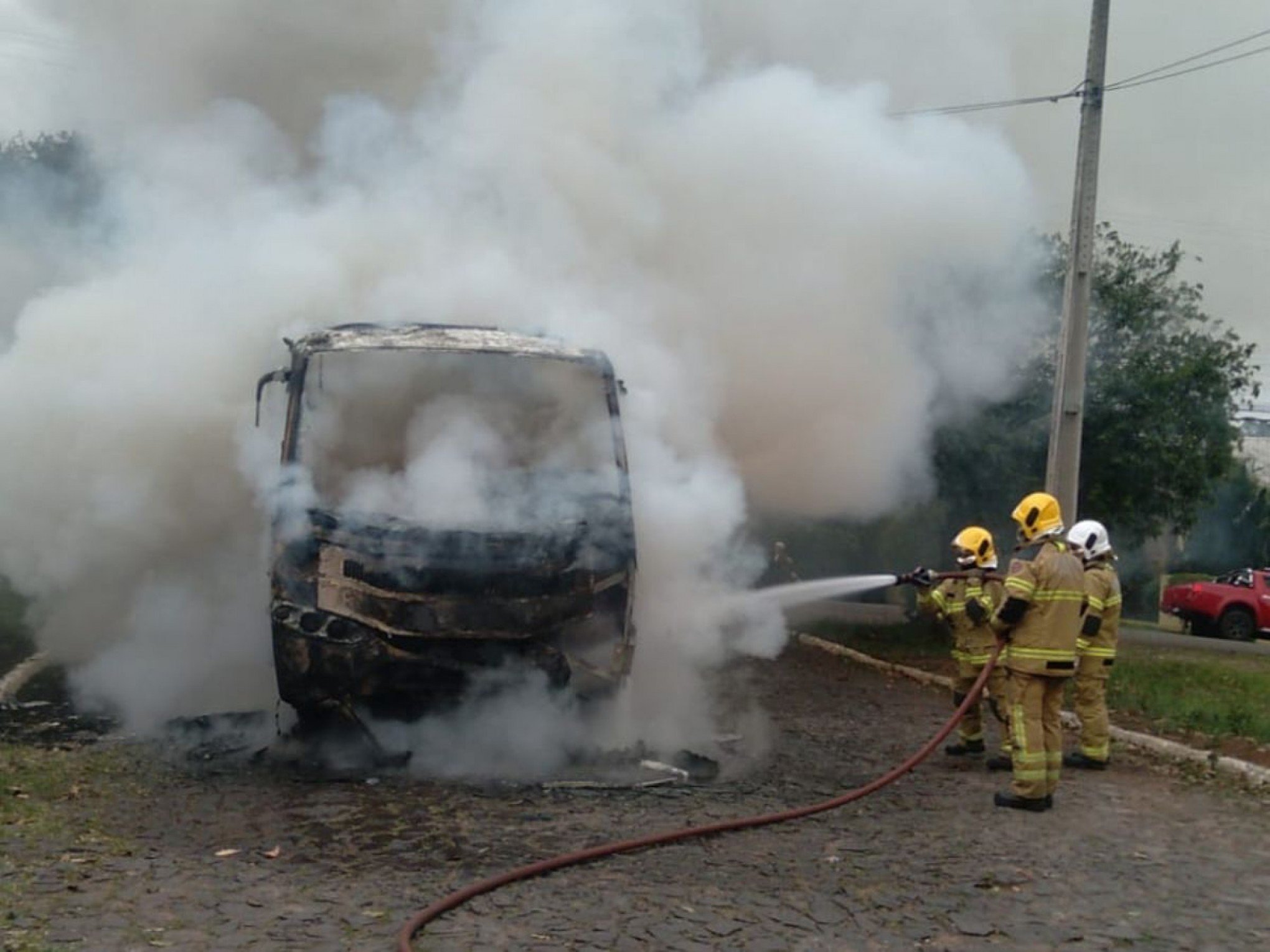 Ônibus com passageiros pega fogo em rua de Novo Hamburgo