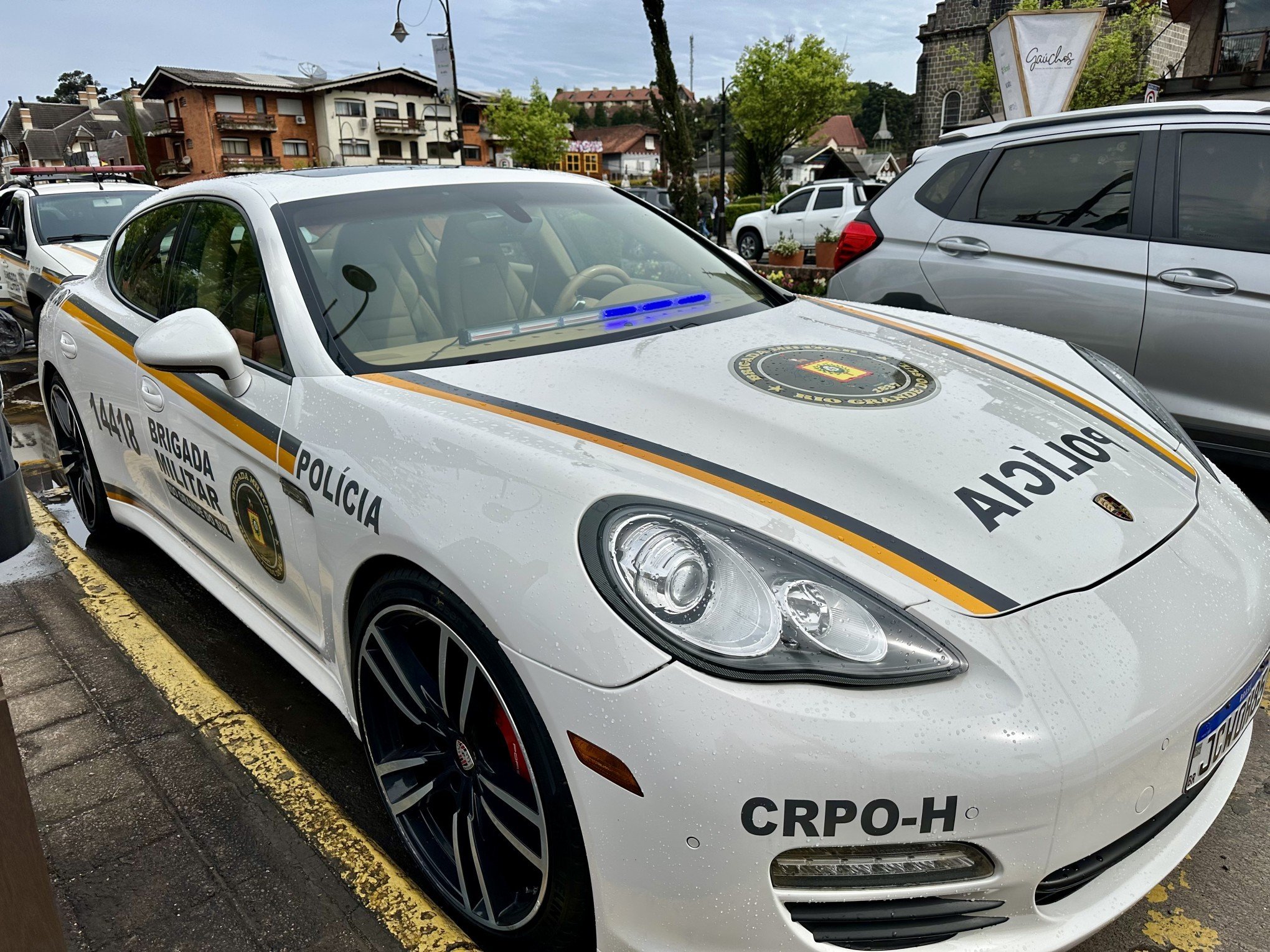 Porsche Panamera da Brigada Militar vira novo ponto turístico no Centro de Gramado