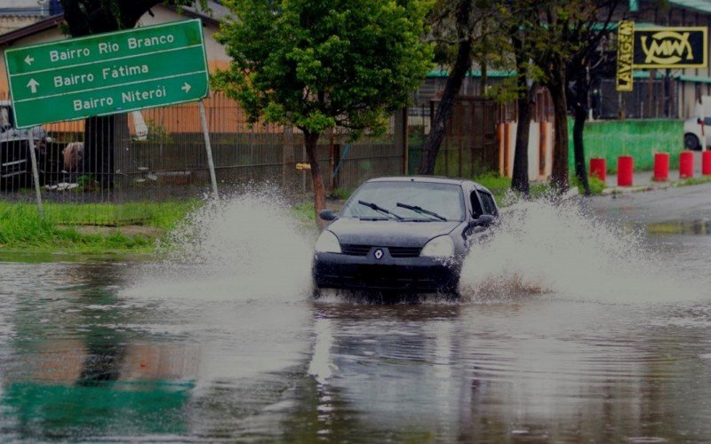 Transtornos causados pelo excesso de chuva começaram ainda durante a madrugada desta quinta-feira (26) em Canoas 