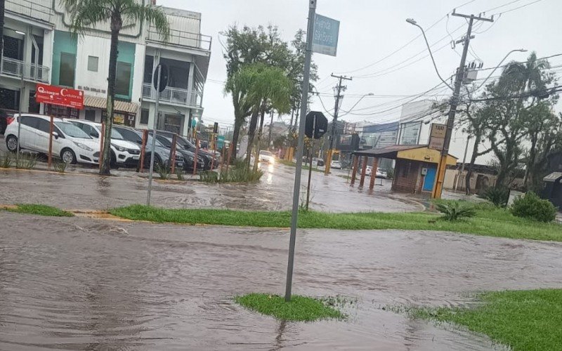 Alagamento na esquina entre as avenidas João Corrêa, Feitoria e São Borja na manhã desta quinta