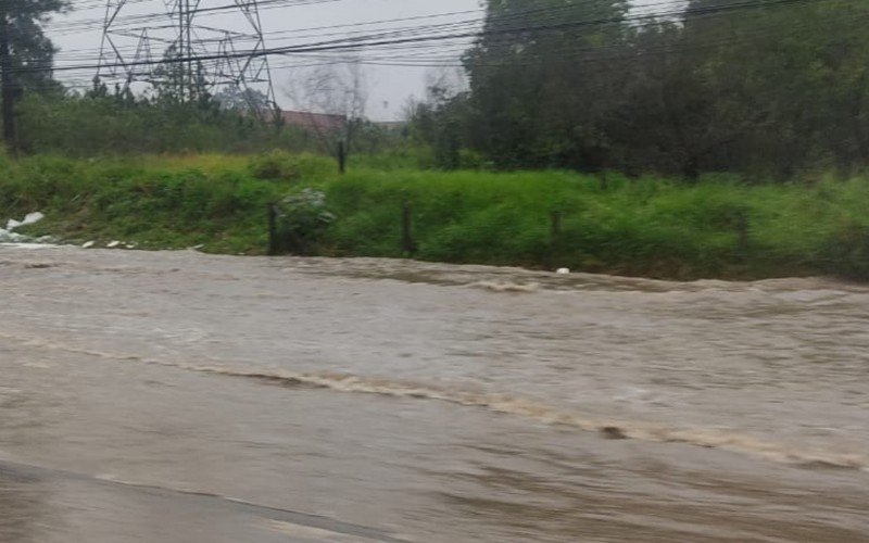 Marginal da BR-116 fica alagada em Canoas