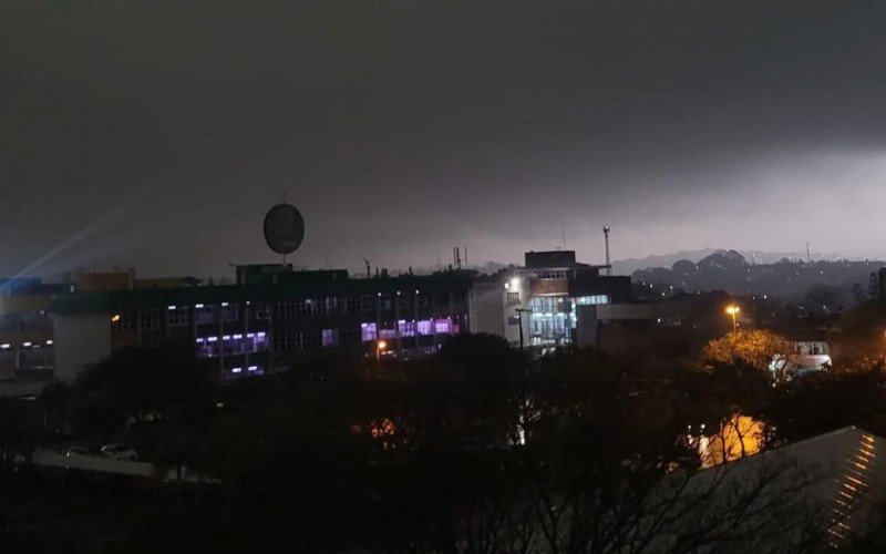 O céu virou noite em perspectiva do Câmpus 2 da Feevale em Novo Hamburgo  | abc+