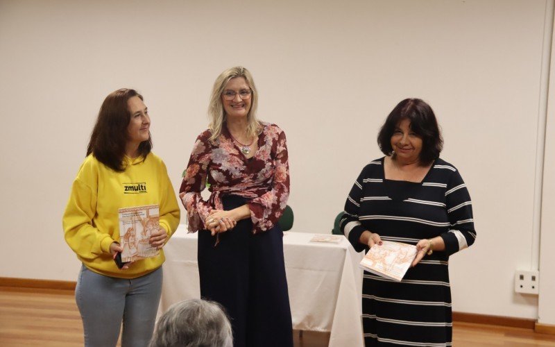 Jornalista Sandra Hess, da Z Multi Editora, com a ilustradora Andréa Schneck e a escritora Leani Veiga Koppe