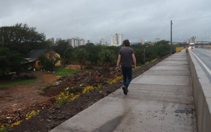 Passagem de pedestres não possui barreira para separar a passarela do barranco