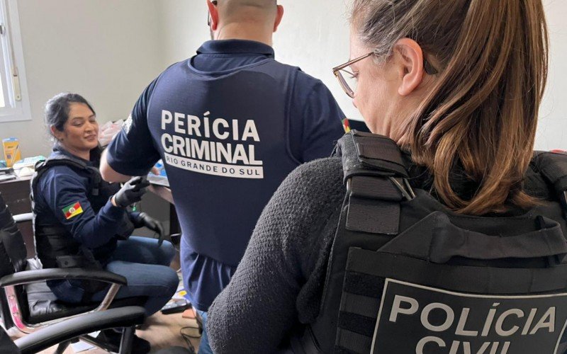 Policiais e peritos passaram a manhã inteira desta quinta-feira (26) analisando o material encontrado na residência do suspeito