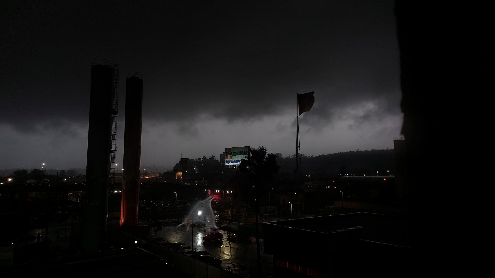 Milhares de gaúchos estão sem luz após temporais no RS; confira cidades mais atingidas