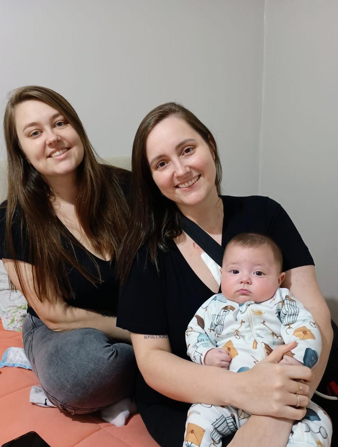 Fabiane e Fernanda, com o filho de Fernanda, Henrique, de 5 meses