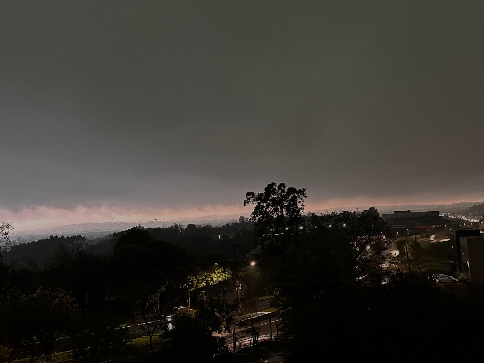 Céu escurece como se fosse noite momentos antes de forte tempestade na Grande Porto Alegre; veja imagens