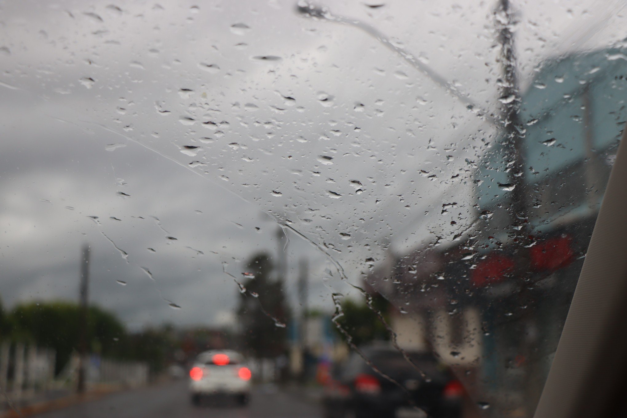 PREVISÃO DO TEMPO: Frente fria avança e Defesa Civil emite alerta para chuva forte com raios; veja áreas de risco