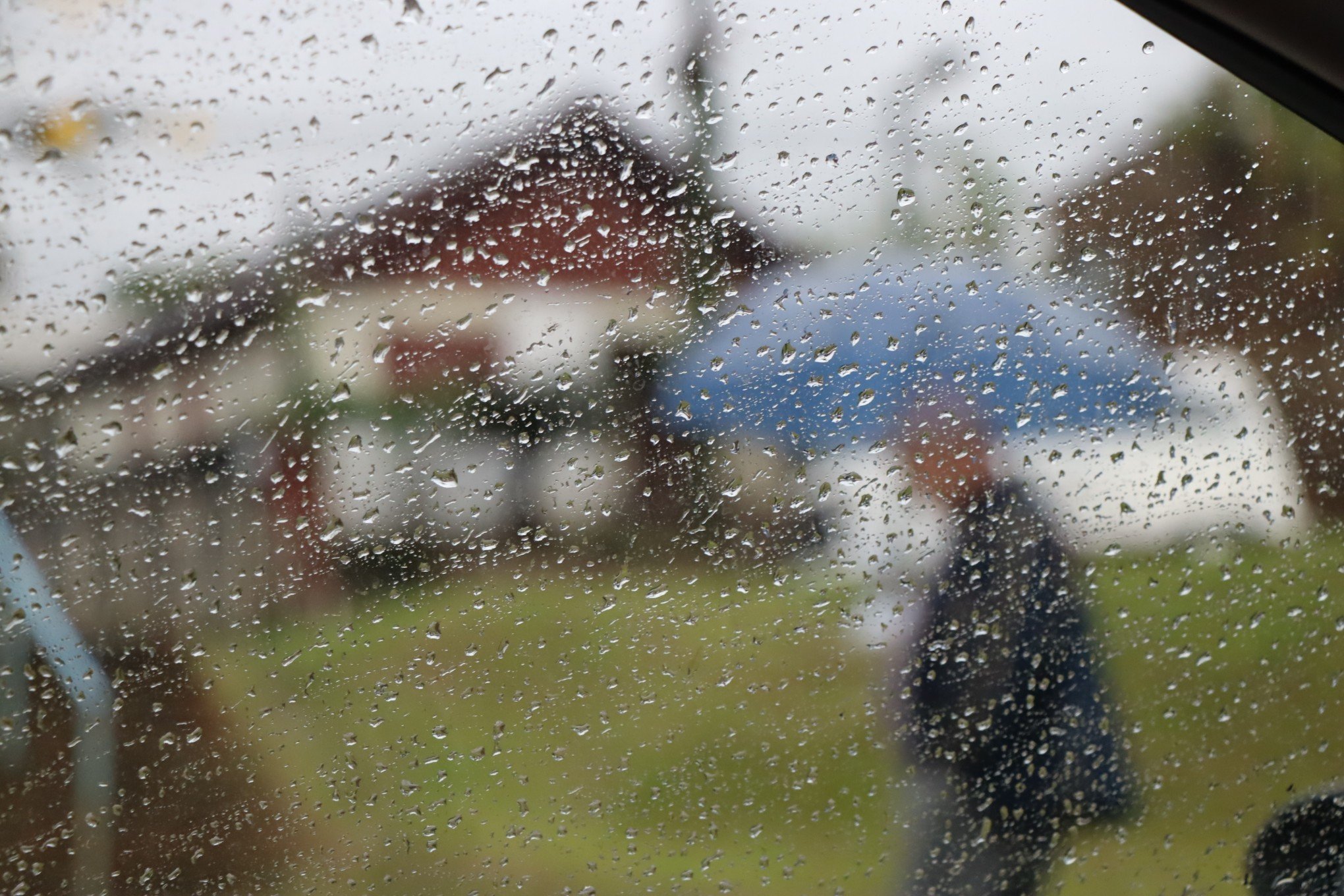 TEMPO NAS PRÓXIMAS HORAS: Chuva chega à região com ventos intensos e risco de granizo; saiba quando tempestade deve passar