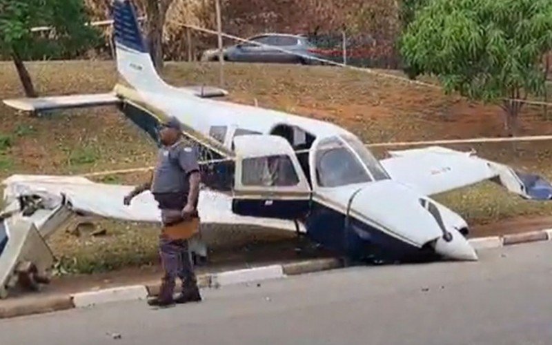 Aeronave com problema no freio termina pouso em praça ao lado de aeroporto | abc+