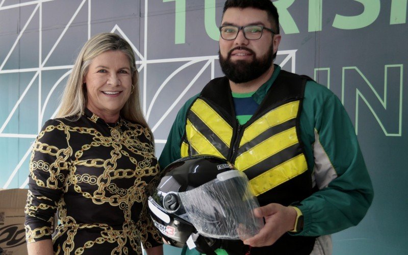O motoboy Alexandre Rauber da Cunha recebeu um capacete nesta sexta-feira (27) na Secretaria Municipal de Desenvolvimento Econômico, Turismo e Inovação. O item foi entregue pela secretária Simone Sabin