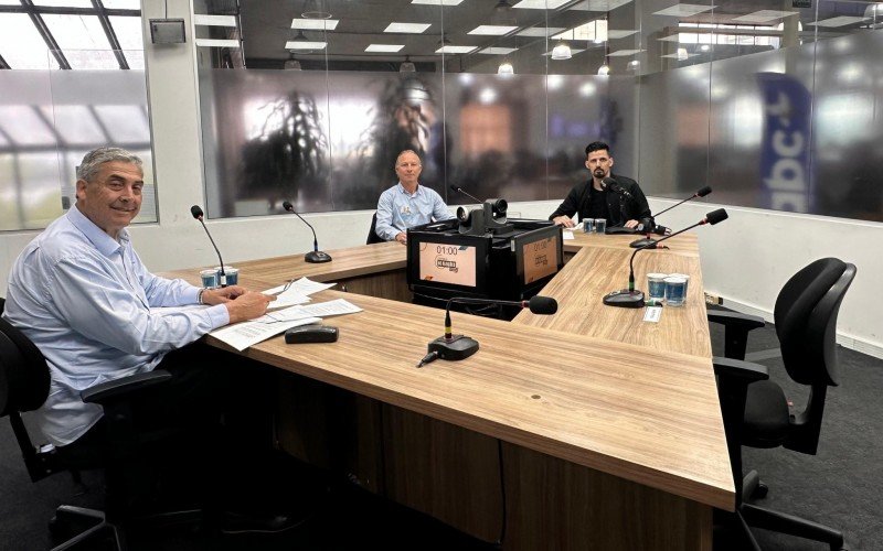 Participam os candidatos Giovani Feltes (MDB) e Victor Souza (PCdoB). Faisal Karam (Republicanos) optou por não participar | abc+