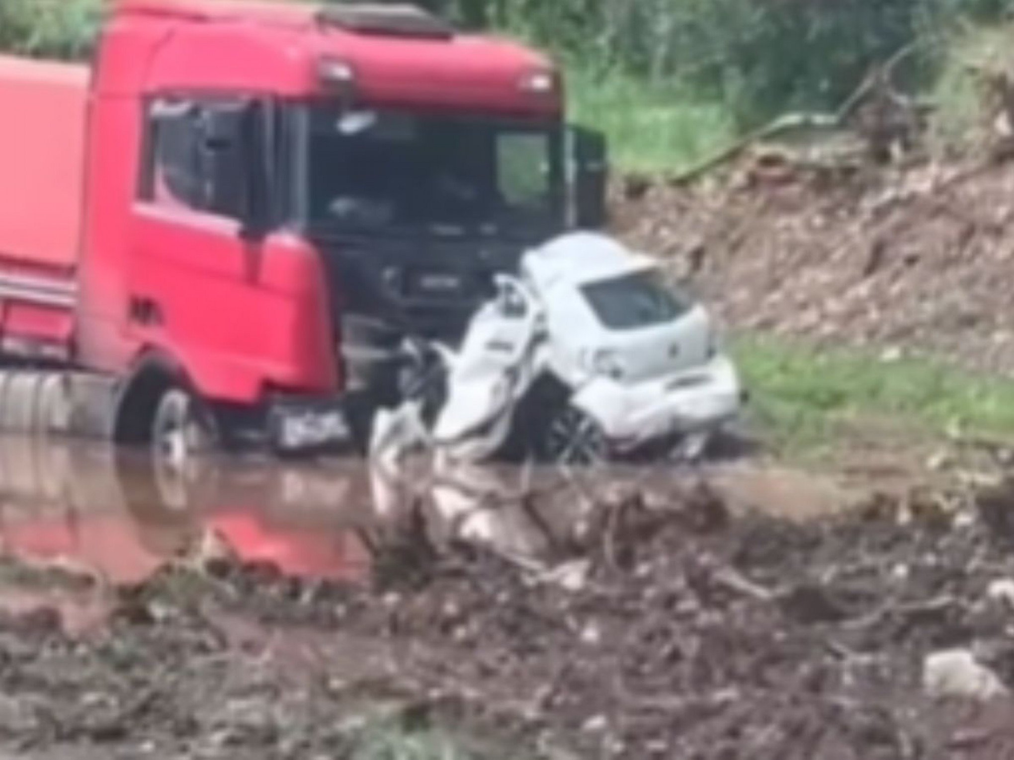 BR-386: Grave acidente entre carro e caminhão é registrado no Vale do Taquari