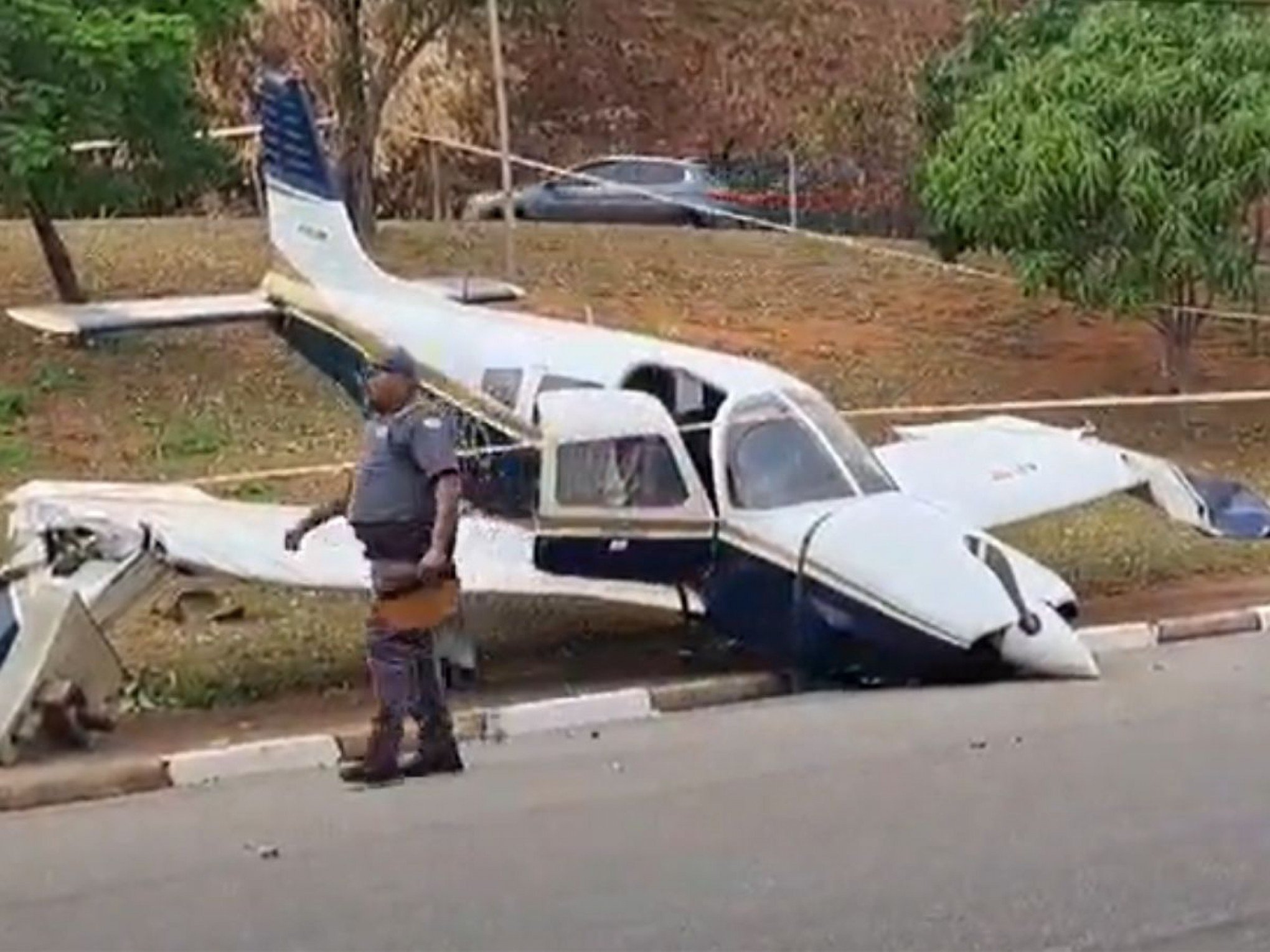 Aeronave com problema no freio termina pouso em praça ao lado de aeroporto