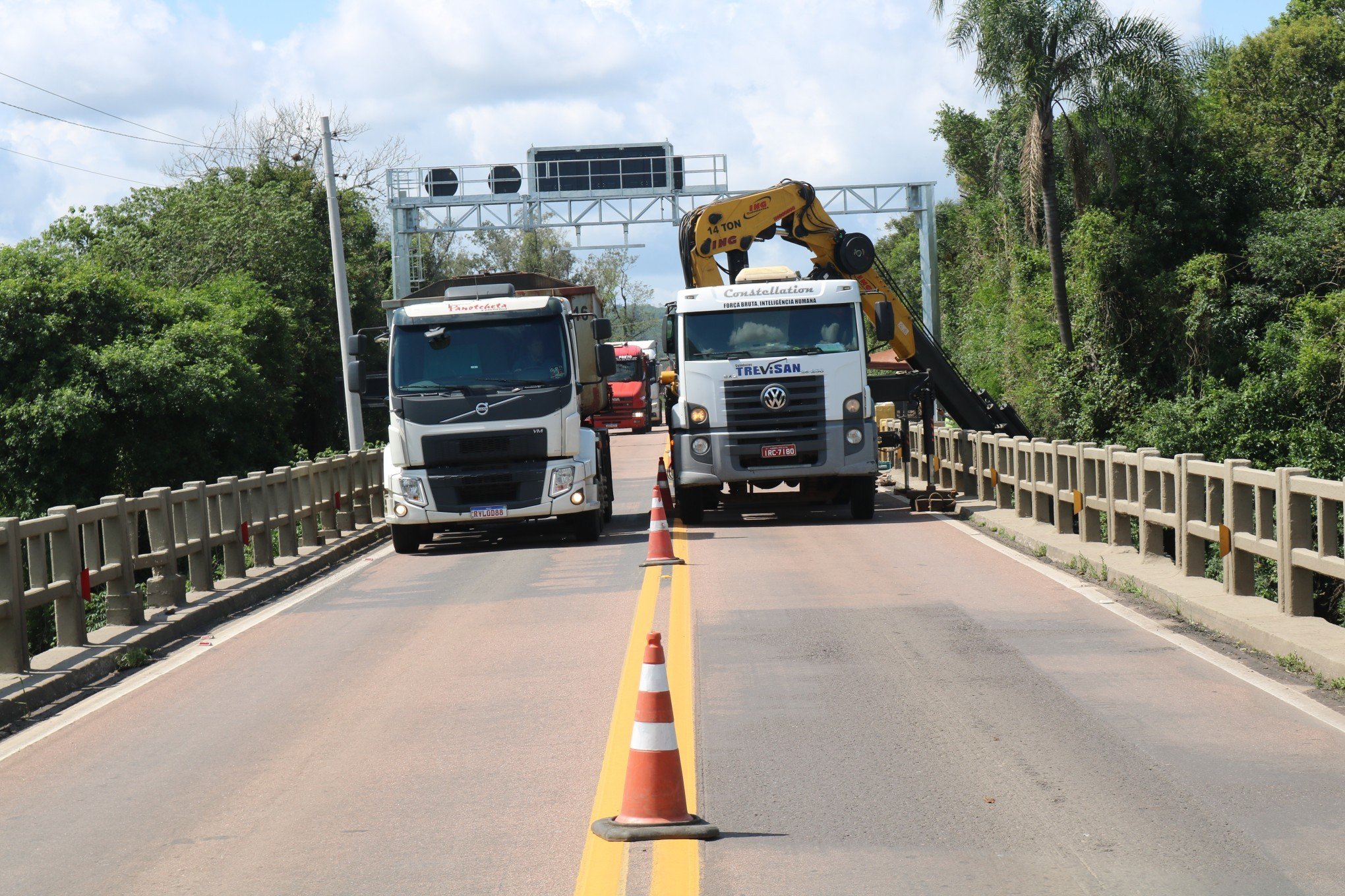 Apenas um lado da ponte fica liberado para trânsito | abc+