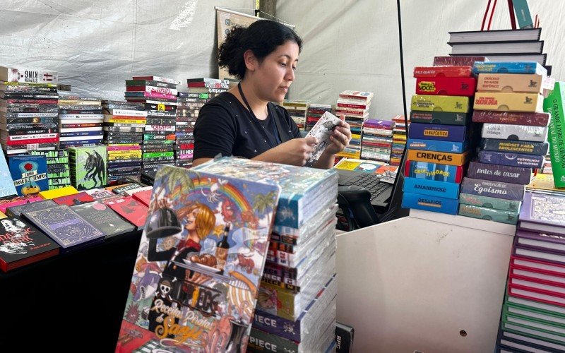 Paola na banca da livraria de Novo Hamburgo | abc+