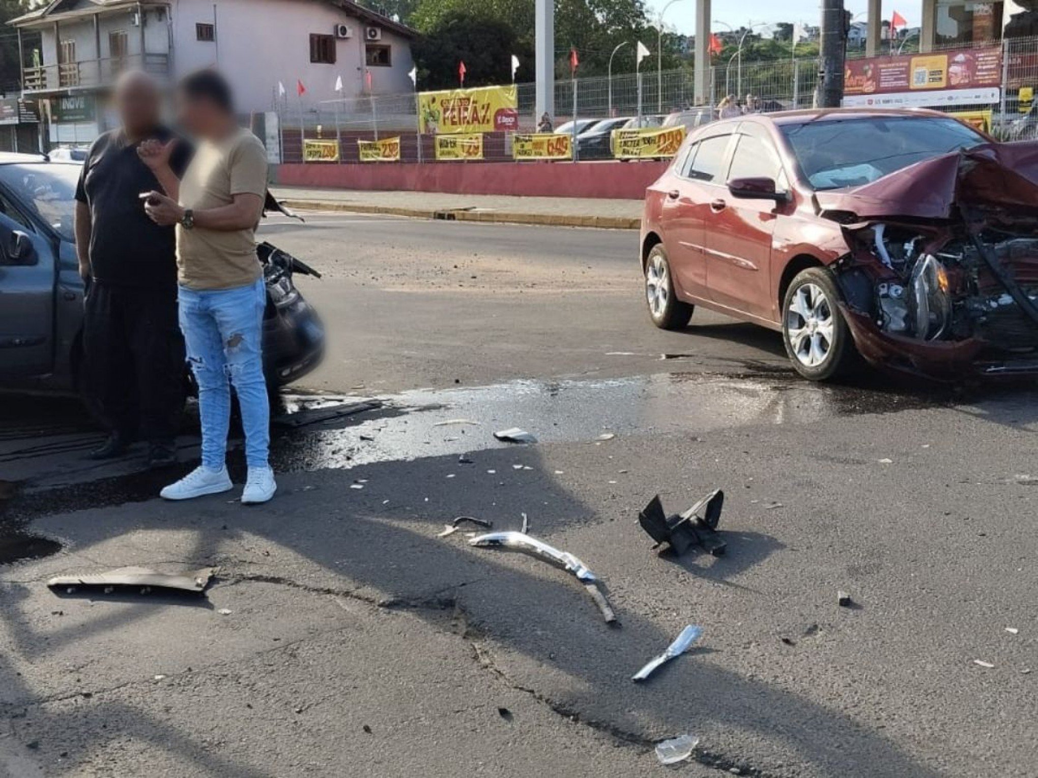 Criança está entre feridos em acidente em frente a supermercado da região