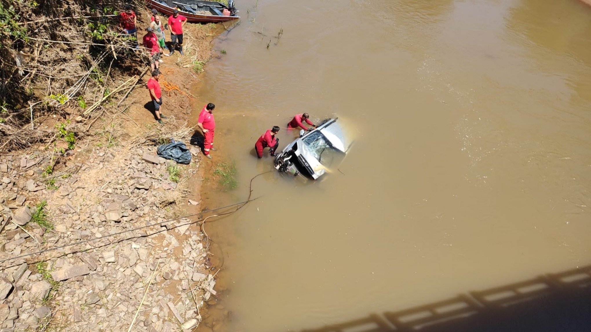 Identificado motorista de carro que caiu de ponte e afundou em rio no RS