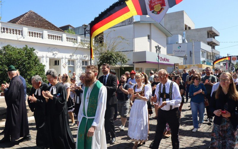 Procissão em homenagem a São Miguel no Kerb de Dois Irmãos