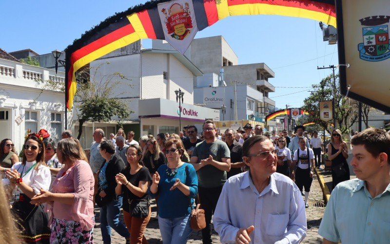 Procissão em homenagem a São Miguel no Kerb de Dois Irmãos