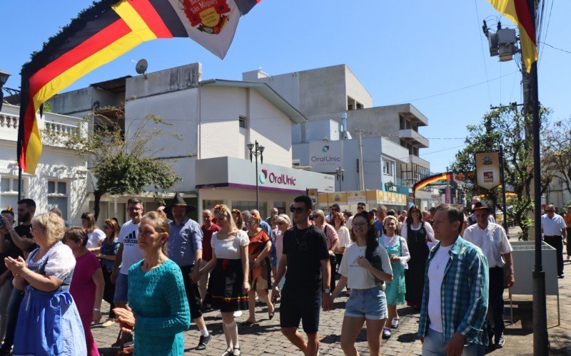 Procissão em homenagem a São Miguel no Kerb de Dois Irmãos