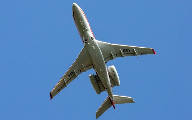 Avião de grupo especial da Aeronáutica vai sobrevoar Porto Alegre nesta semana | abc+