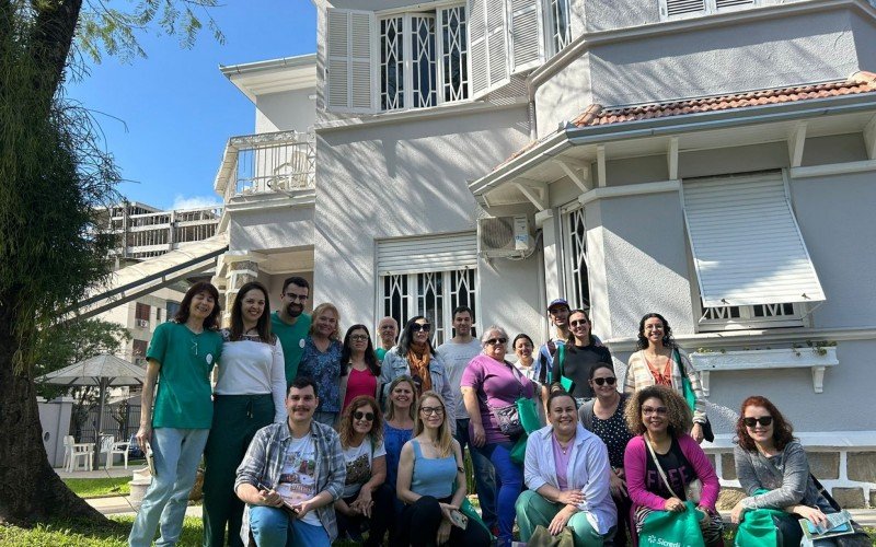 Visita na antiga residência de Luiz Emílio Schmidt, atual sede da Nova Acrópole, na esquina entre as ruas Lindolfo Collor e José Bonifácio