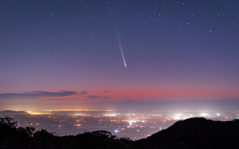 Cometa do século sobre a cidade de Praia Grande, em Santa Catarina | abc+