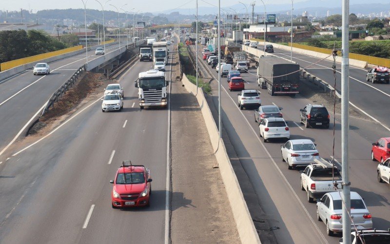 Estreitamento de pista gera engarrafamento nas novas pontes do Rio dos Sinos