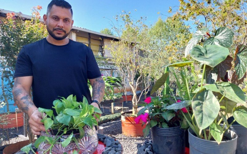 Paisagista Samuel Rodrigues dá dicas para rega de plantas durante viagem | abc+