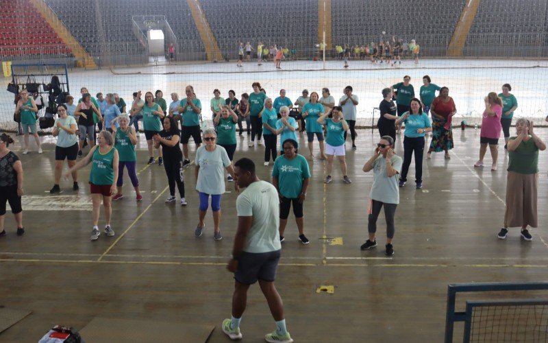 Aula de ritmos do Sesc Maturidade Ativa no Ginásio Celso Morbach em São Leopoldo