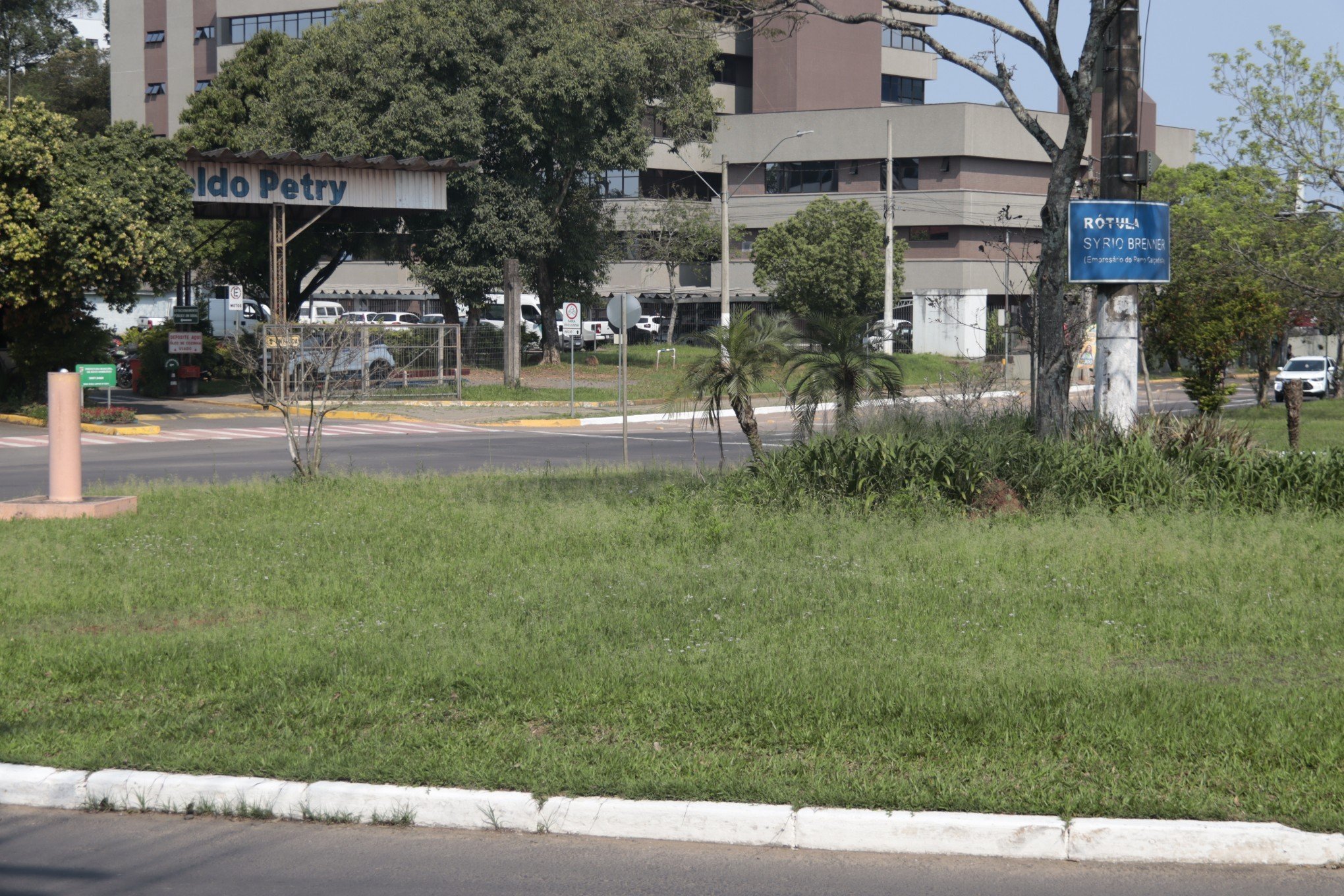 Windbanners eleitorais deixam canteiros centrais e se concentram em praças de Novo Hamburgo