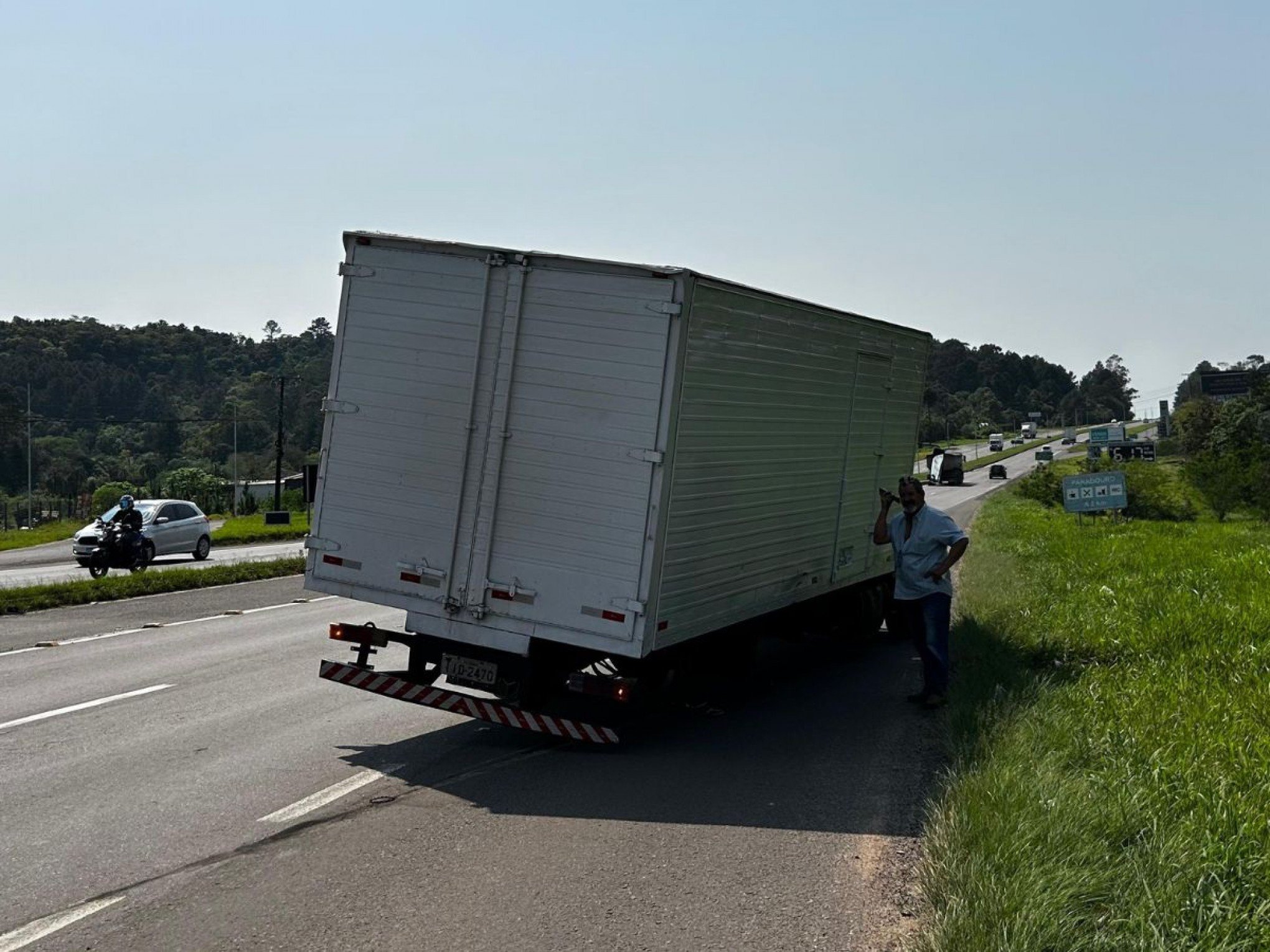 RS-239: Eixo de caminhão quebra e roda vai parar 40 metros longe do veículo