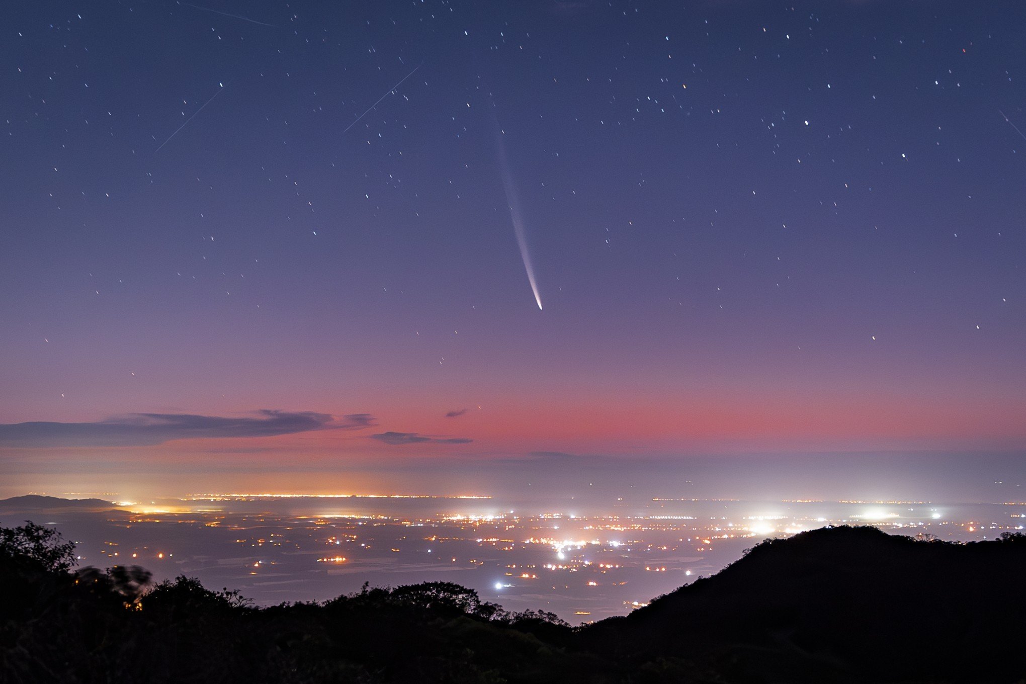 COMETA DO SÉCULO: Foto espetacular mostra fenômeno ao amanhecer; veja