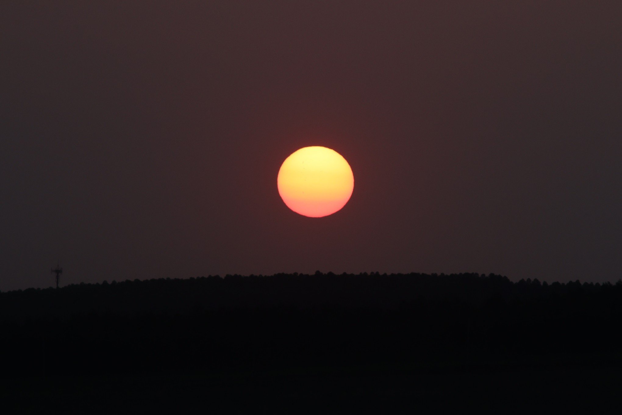 Pôr do sol chama a atenção com paisagem incrível; veja fotos