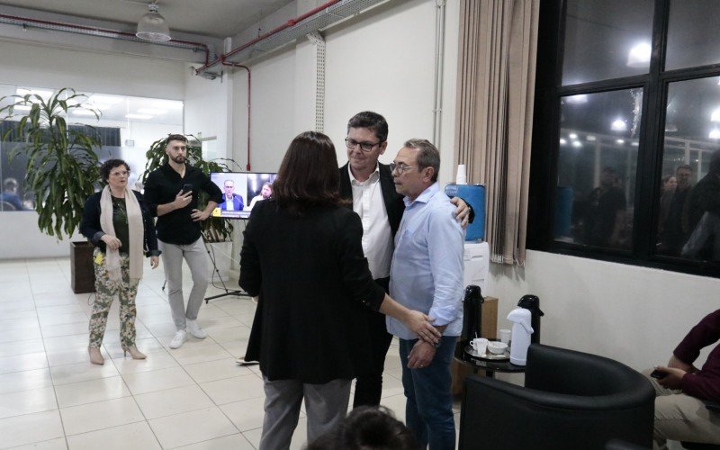 Instantes após a discussão, assessores se cumprimentam nos bastidores do debate de Canoas | abc+