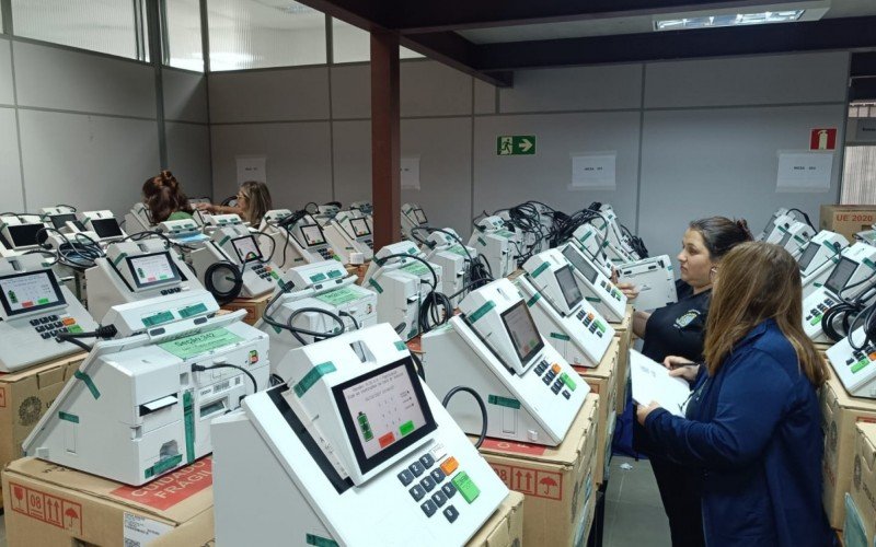 Cartório Eleitoral de Canoas realiza teste de operação das urnas eletrônicas