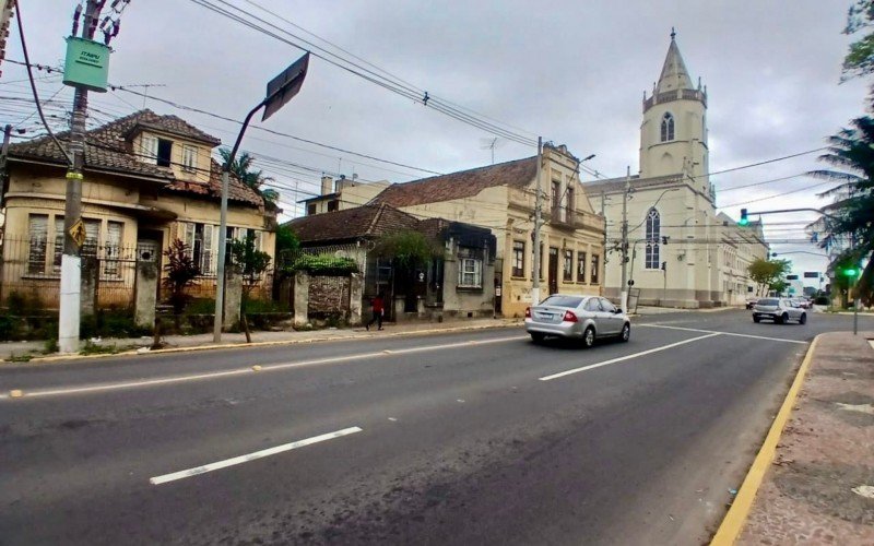 Casarão abandonado na Avenida Dom João Becker 