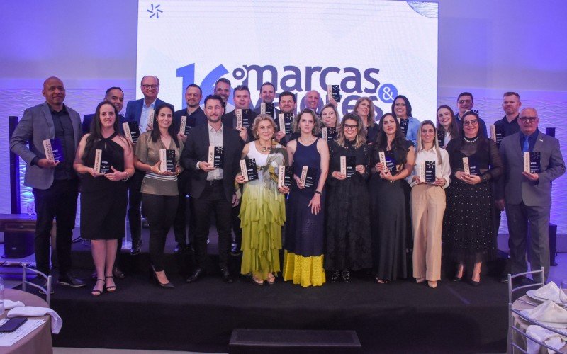 A já tradicional festa do Jornal VS e Grupo Sinos destacou as marcas mais lembradas pelos leopoldenses. Na foto, os agraciados com o troféu da 16a edição do Marcas &Valores | abc+