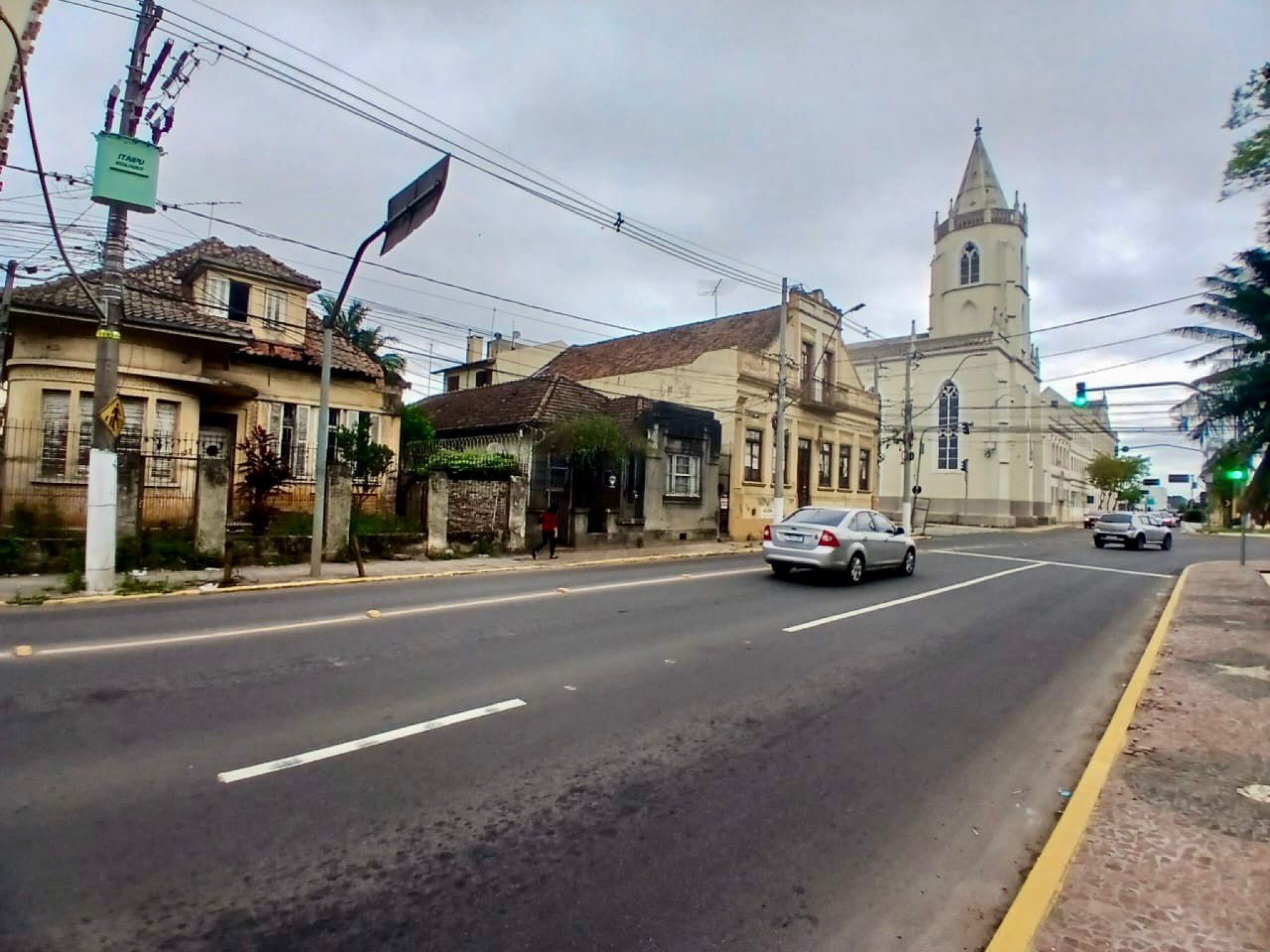 Imóveis abandonados após a enchente viram refúgio de usuários de drogas no Centro