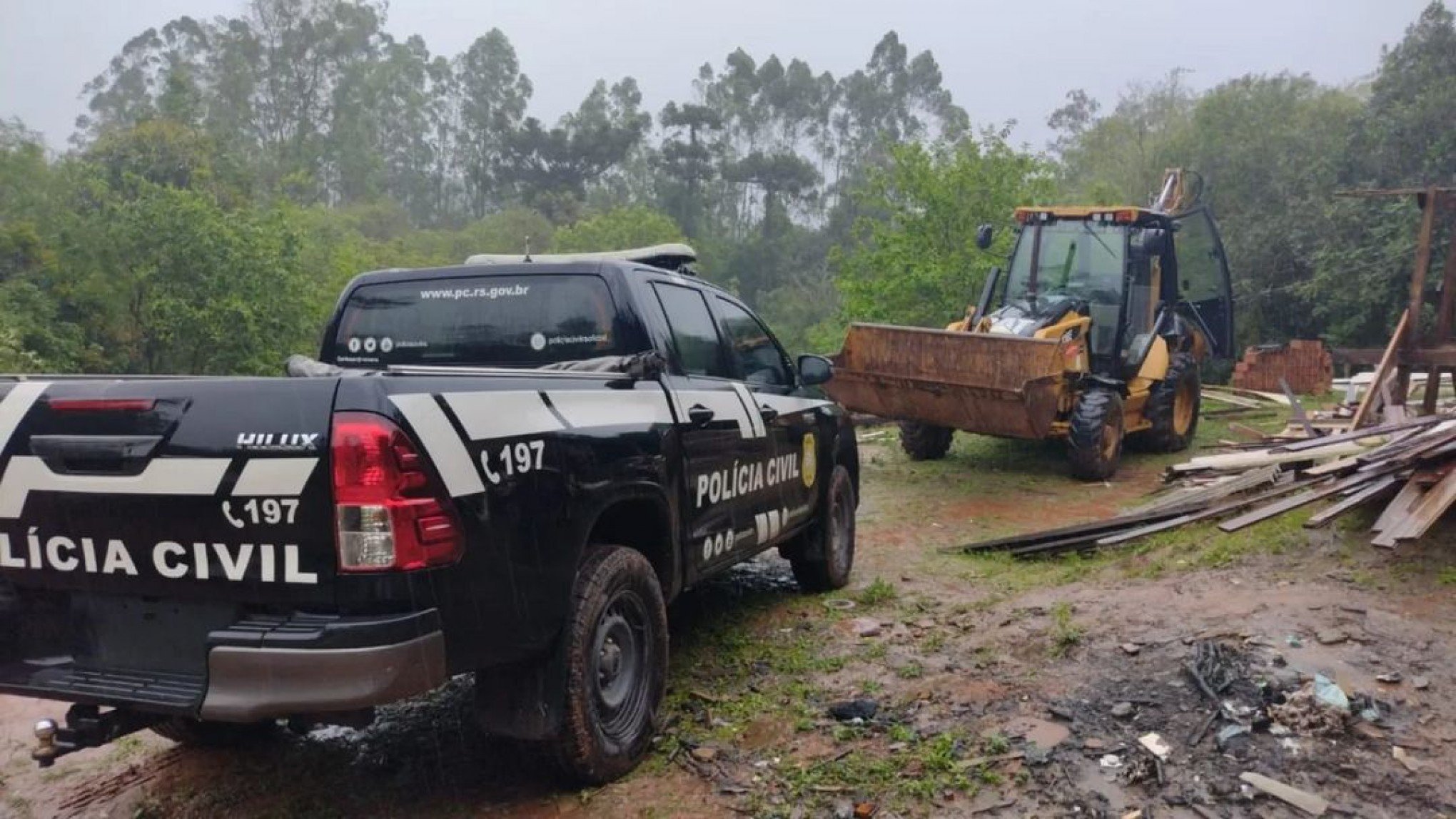 Retroescavadeira furtada há 10 dias é encontrada com dono de sítio de Novo Hamburgo; entenda ligação